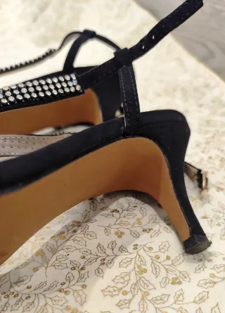 Sandalias tacón fino negro y dorado