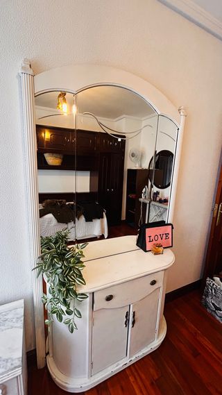 Mueble de entrada blanco.