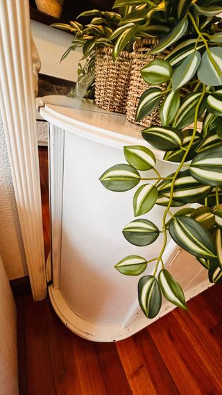 Mueble de entrada blanco.