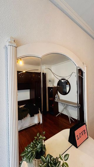 Mueble de entrada blanco.