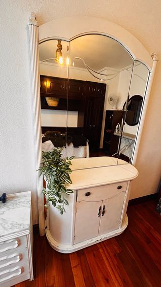 Mueble de entrada blanco.