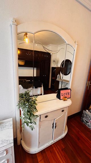 Mueble de entrada blanco.