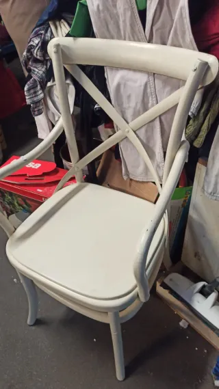 Se vende Silla de madera blanca estilo cruzado 50€