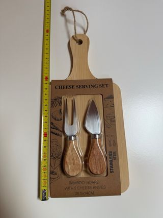 set composto da tagliere in bamboo e due coltelli