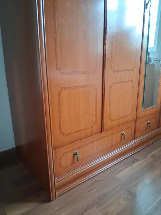 Armario de madera con espejo