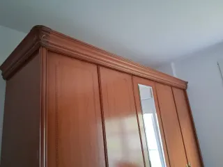 Armario de madera con espejo