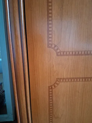 Armario de madera con espejo