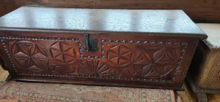 Arcón de madera tallada artesanal