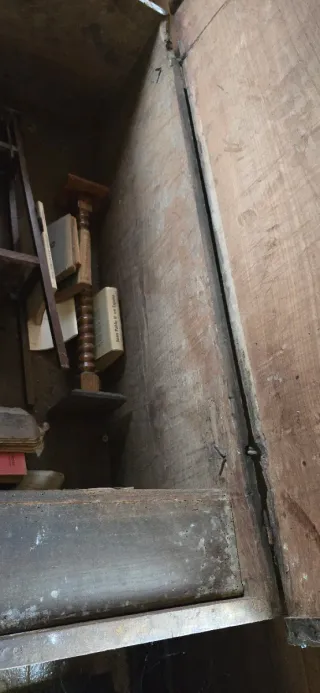 Arcón de madera tallada artesanal