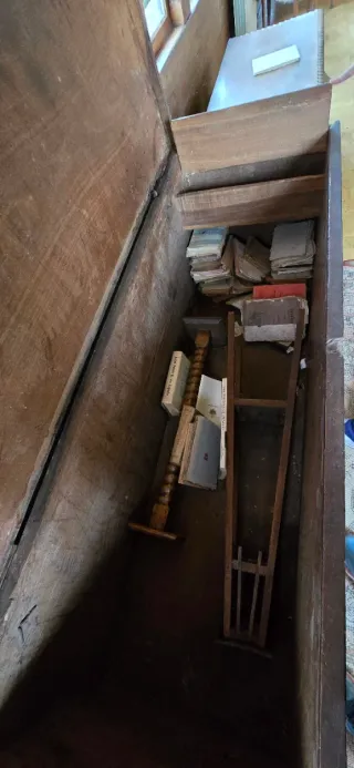 Arcón de madera tallada artesanal