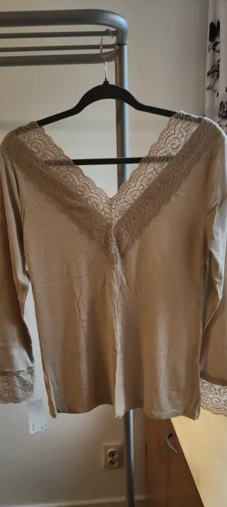 Camiseta cuello pico manga larga