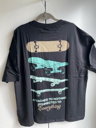 Camiseta negra skate