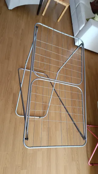 Tendedero gris plegable metal estropeado