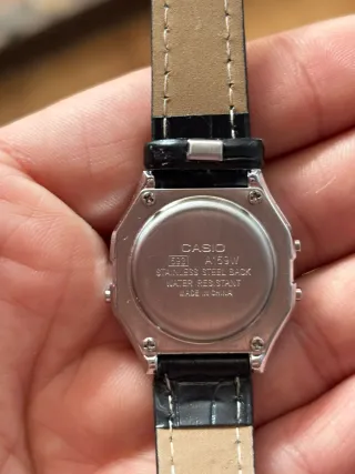 Reloj Casio A159W correa negra modificada.