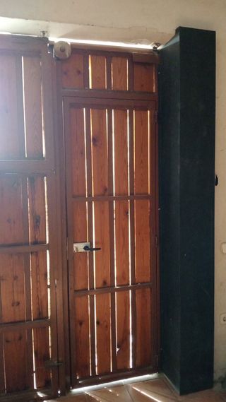 Puerta de garaje de hierro y madera