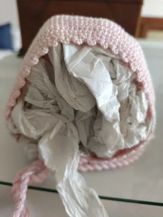 Capota bebé rosa tejida a mano con perlé