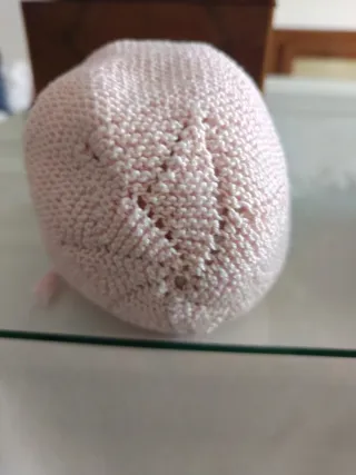 Capota bebé rosa tejida a mano con perlé