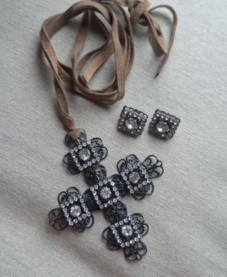 Collana (cordino più ciondolo) e orecchini