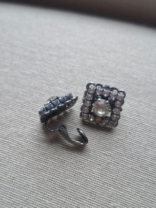 Collana (cordino più ciondolo) e orecchini