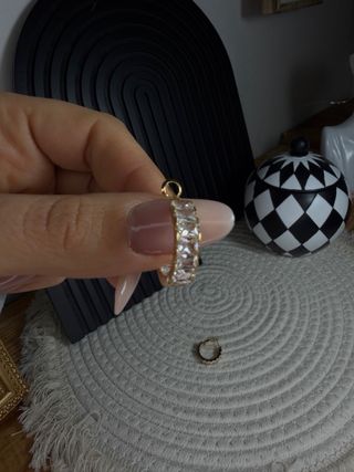 Orecchini cerchio con strass intarsiati