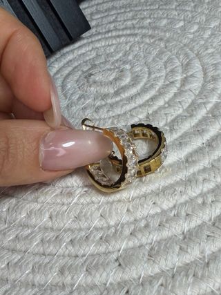 Orecchini cerchio con strass intarsiati