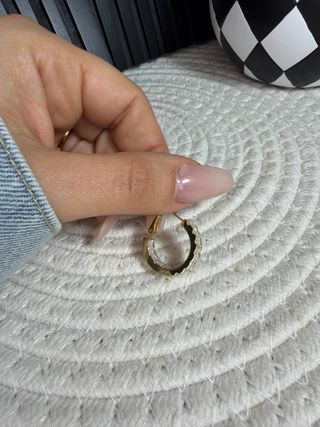 Orecchini cerchio con strass intarsiati