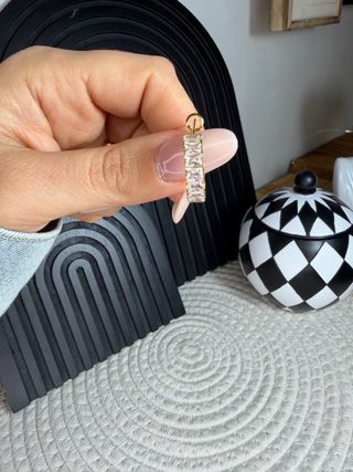 Orecchini cerchio con strass intarsiati