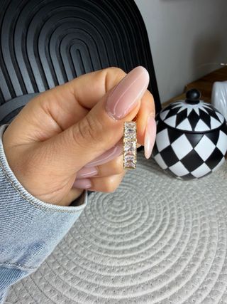 Orecchini cerchio con strass intarsiati