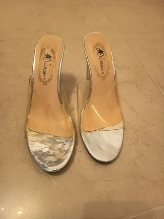 Tacones transparentes y plata