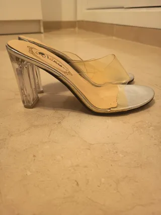 Tacones transparentes y plata