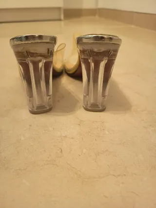 Tacones transparentes y plata