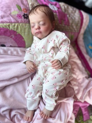 Bebe Reborn pelo castaño