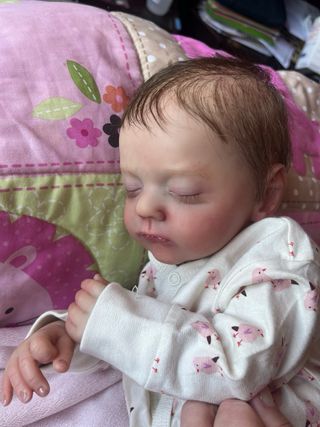 Bebe Reborn pelo castaño