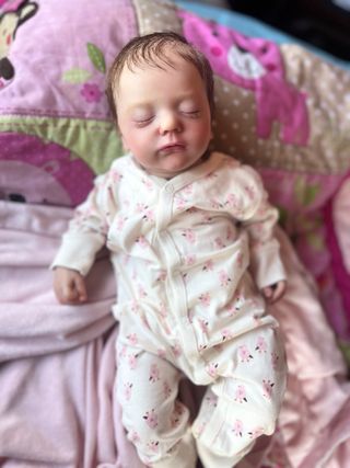 Bebe Reborn pelo castaño