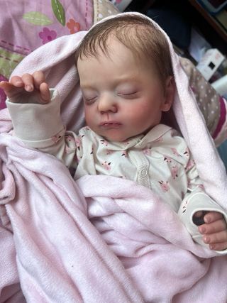 Bebe Reborn pelo castaño