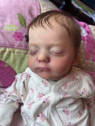 Bebe Reborn pelo castaño