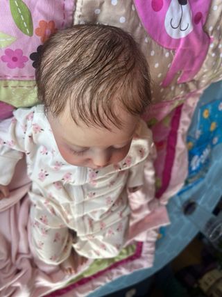 Bebe Reborn pelo castaño