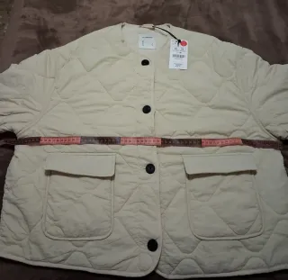 Chaqueta acolchada Bershka beige