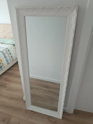 Espejo grande con marco de madera blanca