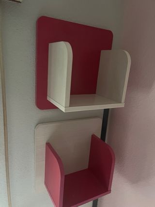 2 estanterias cuadradas rosas y blancas