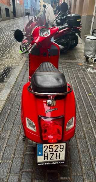 Vespa GTS Super 125 i.e. Roja