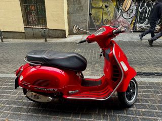 Vespa GTS Super 125 i.e. Roja