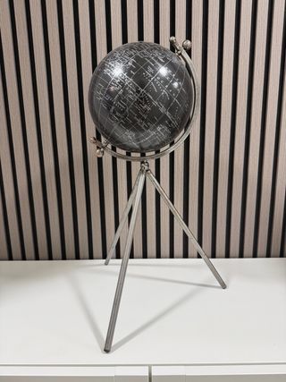 Globo terráqueo decorativo negro y plateado