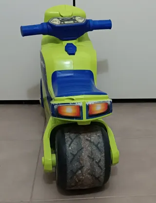 Moto infantil Juguettos verde y azul