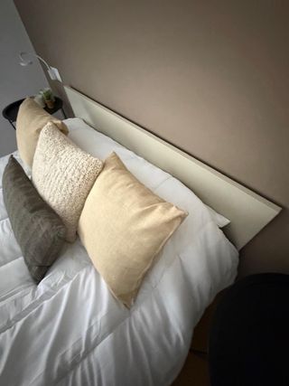 Cama con respaldo y colchon a estrenar