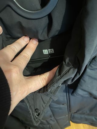 Parka con plumas negra Uniqlo talla M.
