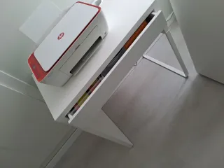 Escritorio  blanco de tamaño reducido.