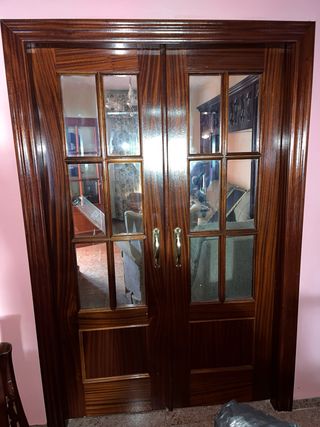 Puerta de madera con cristal