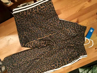 Pantalón ancho leopardo