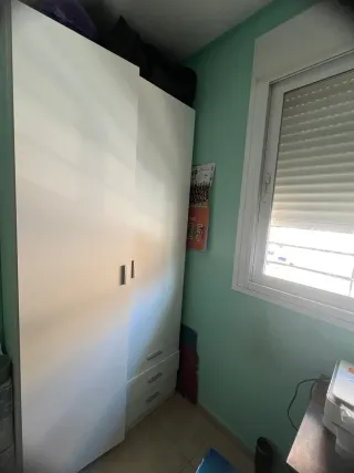 Armario blanco con cajones